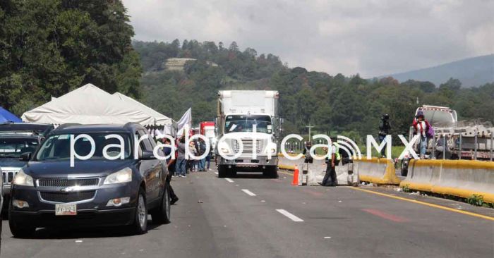 Reabren la pista a medias; ejidatarios miden fuerzas