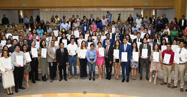 Reciben 245 egresados BUAP Premio Ceneval al Desempeño de Excelencia EGEL
