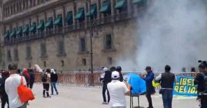 Lanzan Normalistas de Ayotzinapa cohetones a Palacio Nacional