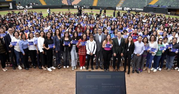 Reciben universitarias BUAP reconocimientos de la beca Women In by Emtech