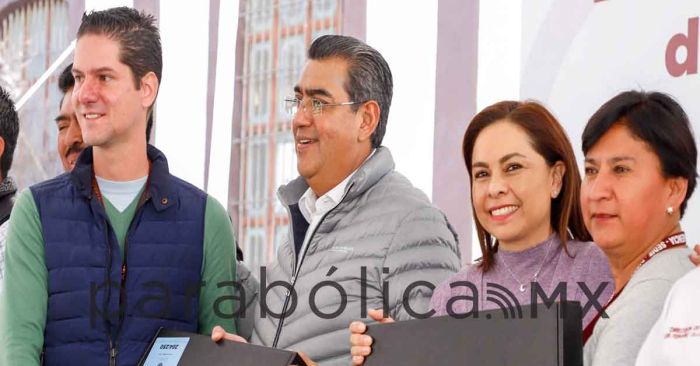 Entrega Sergio Salomón 150 computadoras a SEDIF