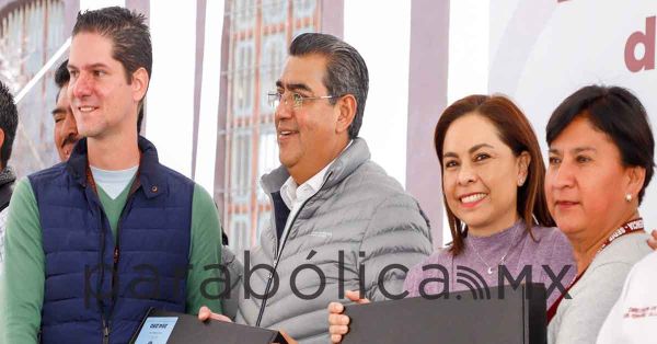 Entrega Sergio Salomón 150 computadoras a SEDIF