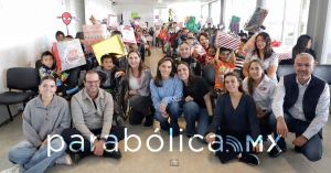 Entrega MariElise Budib juguetes a niñas y niños que reciben terapia en el CMERI