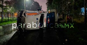 Se accidenta tráiler frente a la planta Volkswagen