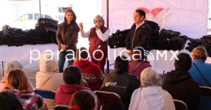 Entrega el programa Abrigando Cholula 4 mil 500 chamarras por todo San Pedro