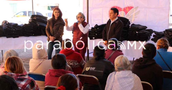 Entrega el programa Abrigando Cholula 4 mil 500 chamarras por todo San Pedro
