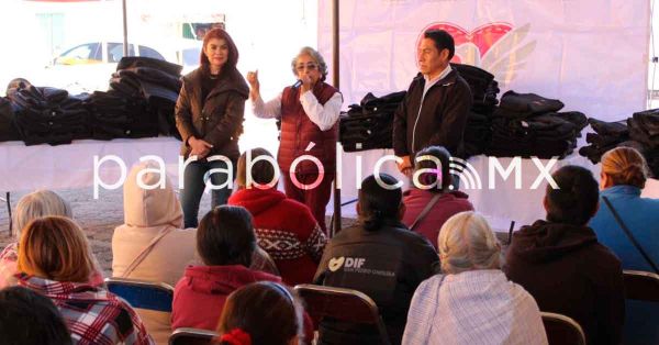 Entrega el programa Abrigando Cholula 4 mil 500 chamarras por todo San Pedro