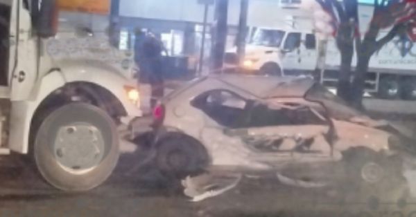 Chocan Chevy y camión de basura en avenida Las Torres