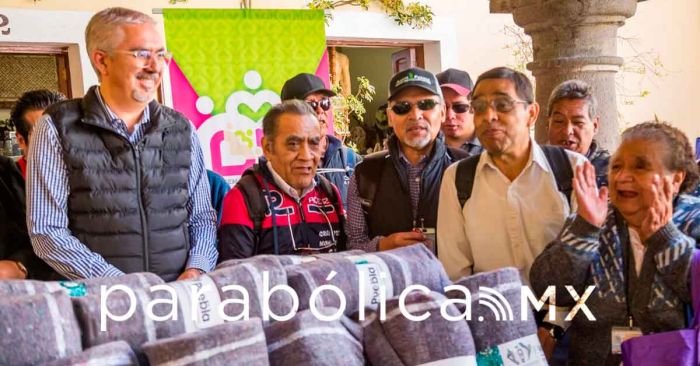Entrega DIF municipal cobertores en el Taller de Cooperación para Ciegos de Puebla