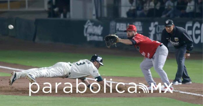 Blanquean los Pericos de Puebla a Piratas en el primer juego de la campaña 2025
