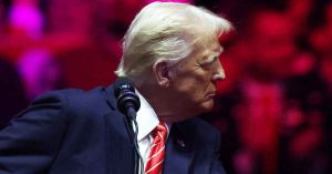 Promete Trump frenar &ldquo;la invasi&oacute;n&rdquo; de las fronteras