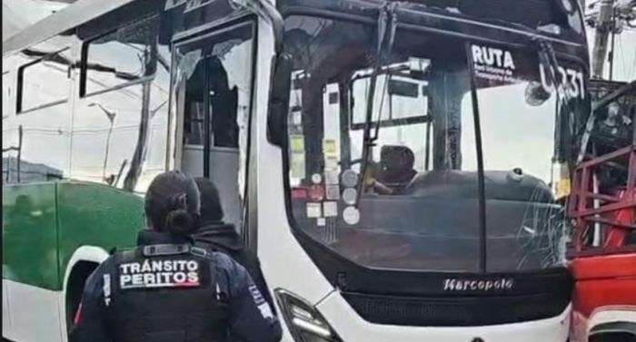 Choca RUTA, destruye  negocio y deja heridos