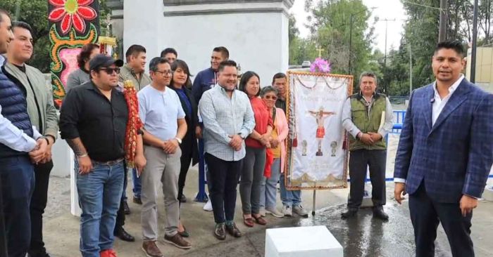 Presenta Omar Muñoz primer arco floral por Feria de Cuautlancingo 2025
