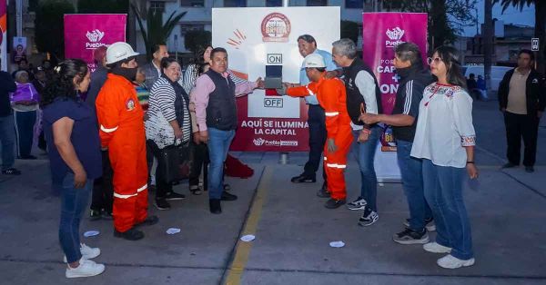 Entrega ayuntamiento de Puebla luminaria LED en Canoa