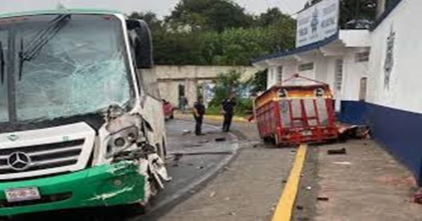 Son nueve los heridos por el choque entre autobús y camioneta en Xiutetelco
