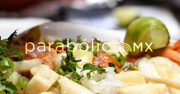 Indagan hallazgo de bacterias fecales en las salsas de puestos del Metro CDMX