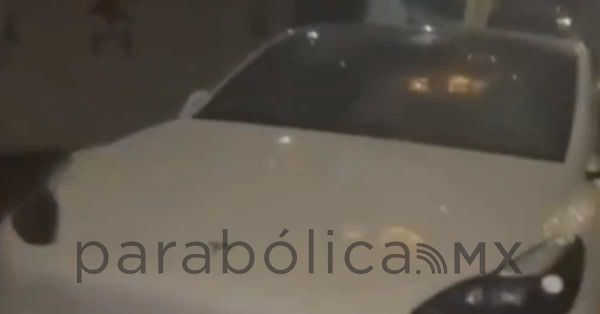 Roban llantas de un tesla frente al Parque del Arte