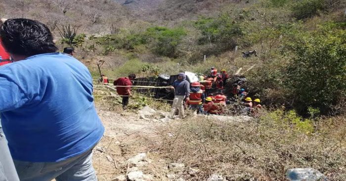 Ocurre volcadura de un autobús en Oaxaca, viajaban militantes de Morena