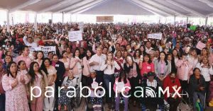 Entrega Ceci Arellano cobertores para que las y los poblanos se resguarden del frío