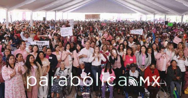 Entrega Ceci Arellano cobertores para que las y los poblanos se resguarden del fr&iacute;o