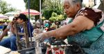 Participan poblanos en el tradicional trueque de San Pedro Cholula