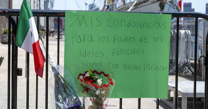 Colocan altar frente al buque escuela Cuauhtémoc en NY