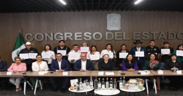 Reconoce Congreso del Estado a productores y productoras poblanas que participaron en certamen internacional de mezcal