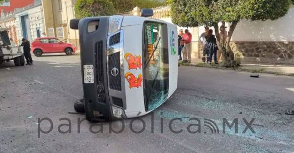 Vuelca unidad de la Ruta S3; hay cuatro lesionados