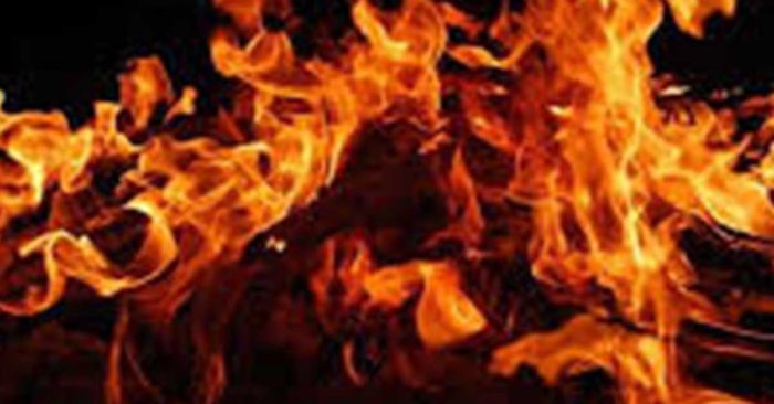 Prenden fuego a contenedor de basura en Analco