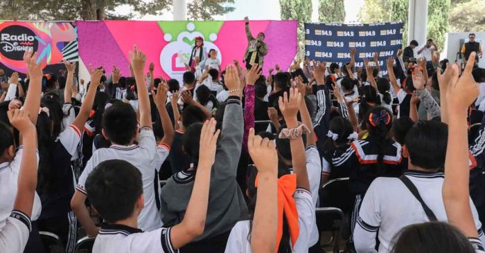 Entregan Pepe Chedraui y MariElise Buidib juguetes en Centro Escolar Comunitario del Sur