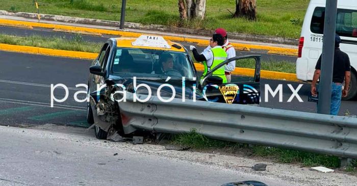 Chocan taxi y una combi sobre Bulevar Forjadores