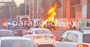 Se incendia camioneta frente a San Bartolo