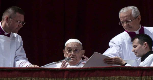 Reaparece el papa Francisco para la bendición de Urbi et Orbi