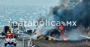 Vuelca pipa se incendia en la México-Puebla