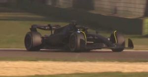 Rueda "Checo" P&eacute;rez con Cadillar, en un Ferrari negro