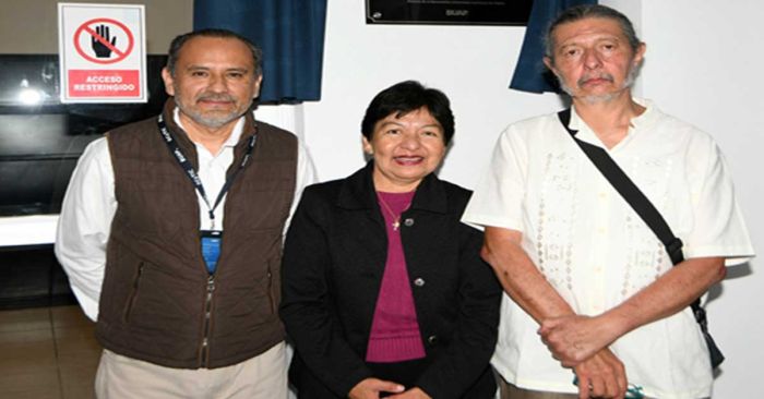 Devela Lilia Cedillo placa para reconocer la labor del doctor Manuel Mart&iacute;n Ortiz