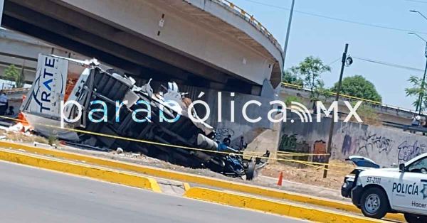 Vuelca tr&aacute;iler en el Perif&eacute;rico Ecol&oacute;gico y cae en la federal a Tehuac&aacute;n