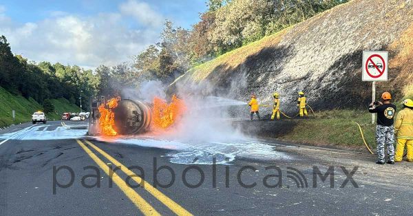 Arde pipa sobre la México-Tuxpan a la altura de Huauchinango