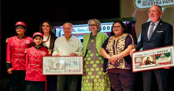 Distingue Loter&iacute;a Nacional a mujeres pilares de la patria