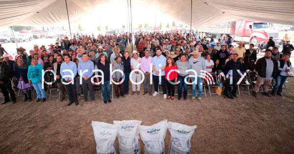 Entrega Lupita Cuautle 160 toneladas de fertilizante a 800 familias de San Andrés Cholula