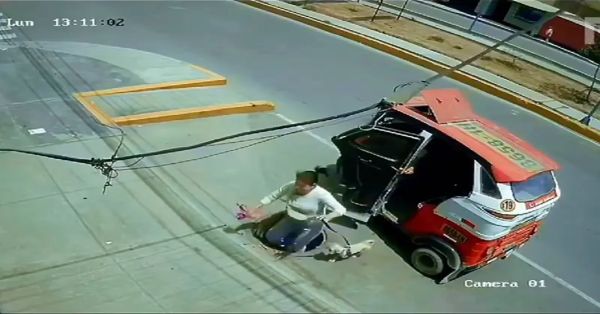 Aparatoso accidente sufre una mujer, cayó en pozo de la calle