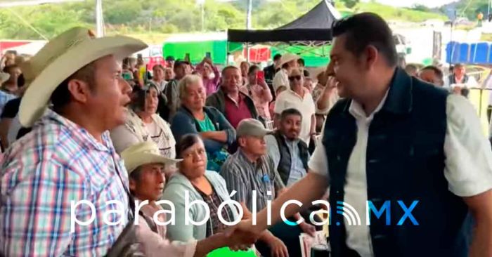 Entrega Armenta apoyos en Tulcingo, Puebla