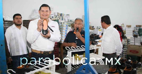 Entrega Armenta casi un mill&oacute;n de uniformes y zapatos escolares