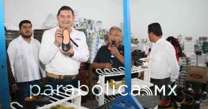 Entrega Armenta casi un mill&oacute;n de uniformes y zapatos escolares