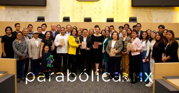 Presentan el libro "Crónica de la Constitución, recinto y Congreso constituyente" en el Congreso