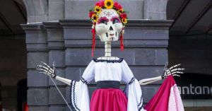 Enmarca Paseo de Flores y Catrinas la celebraci&oacute;n del D&iacute;a de Muertos