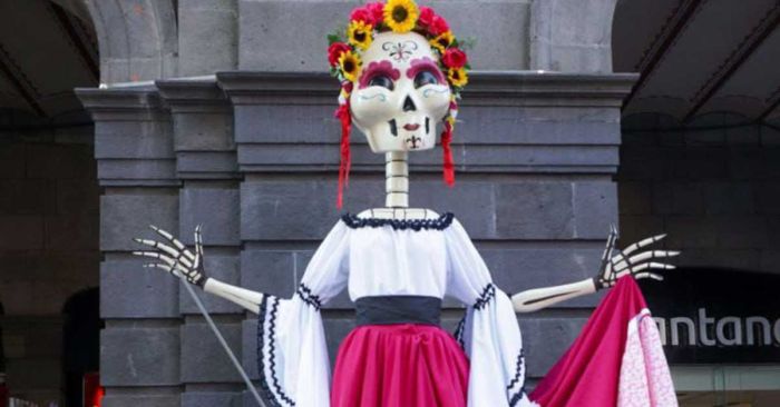 Enmarca Paseo de Flores y Catrinas la celebraci&oacute;n del D&iacute;a de Muertos