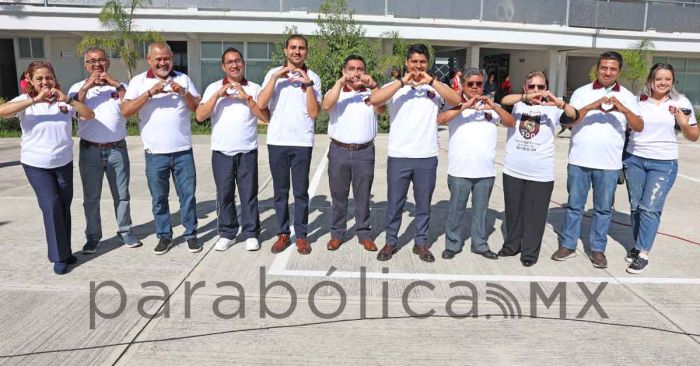 Recibe Omar Mu&ntilde;oz a primera generaci&oacute;n del tecnol&oacute;gico CBTIS 300