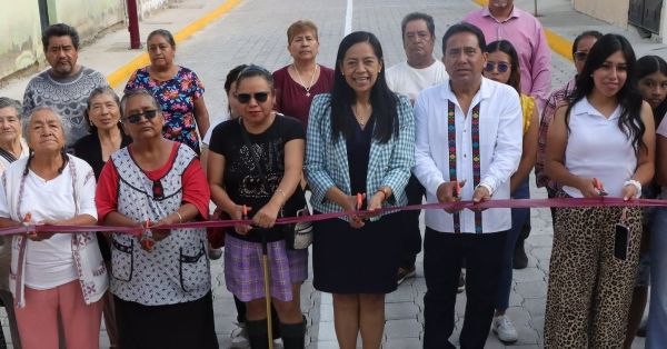 Entrega Ariadna Ayala obra en Metepec