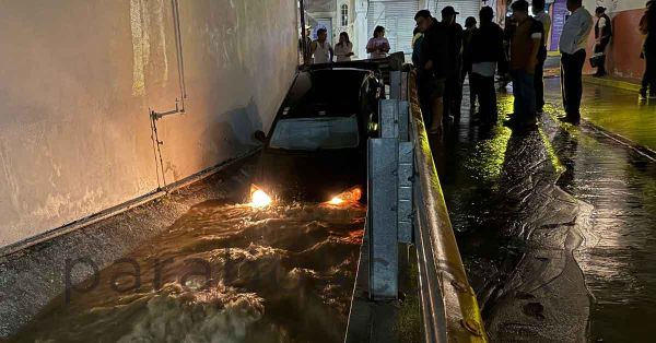 Arrastra lluvia a un vehículo a una barranca en Acatlán de Osorio